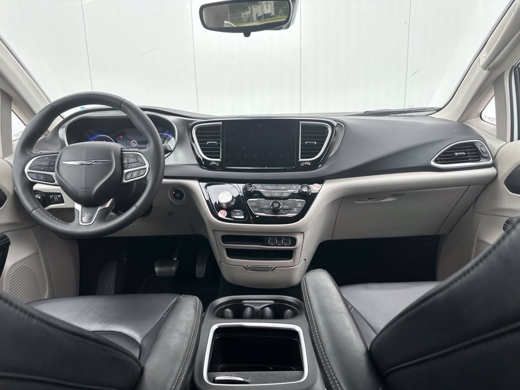 Used 2024 Chrysler Pacifica Touring-L FWD image 23