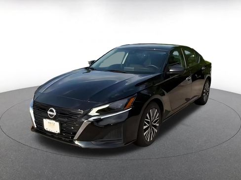 Used 2025 Nissan Altima 2.5 SV FWD image 7