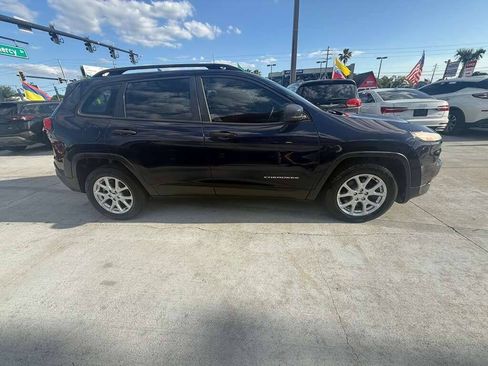 Used 2016 Jeep Cherokee Sport FWD image 2