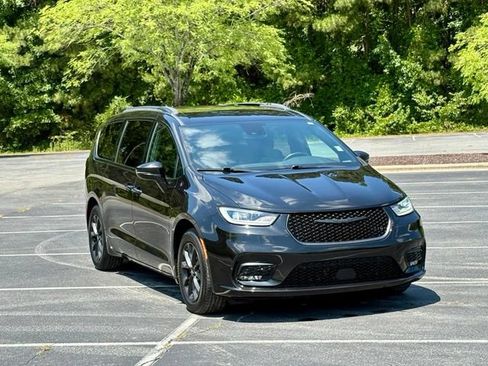 Used 2021 Chrysler Pacifica Touring w/ Uconnect Theater Family Group FWD image 11
