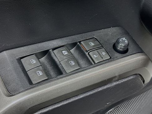 Used 2020 Toyota Tacoma SR5 AWD/4WD image 18