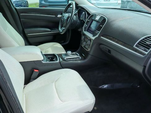 Used 2019 Chrysler 300 Limited image 12