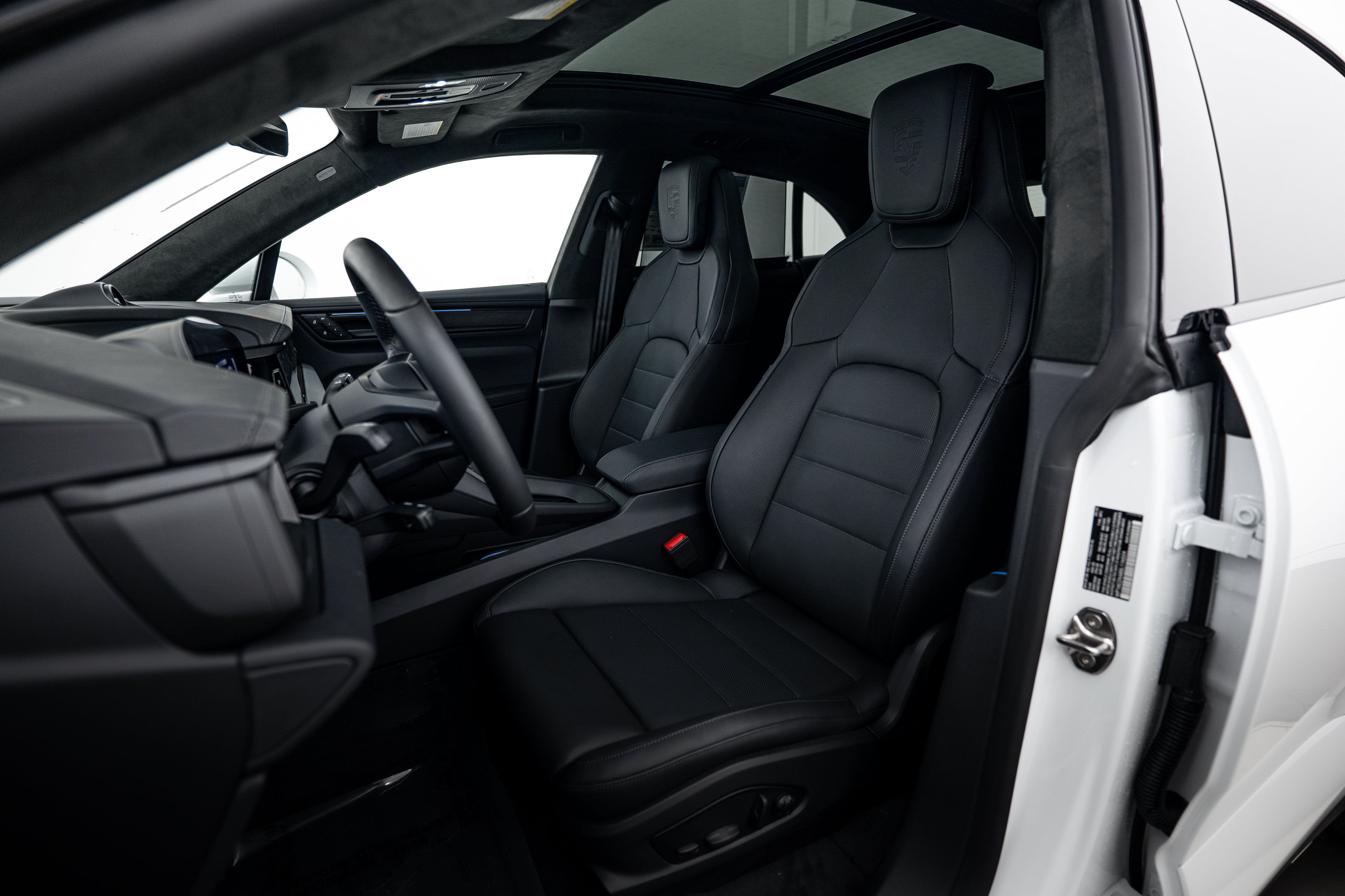 Certified 2025 Porsche Macan Turbo Electric AWD/4WD image 5