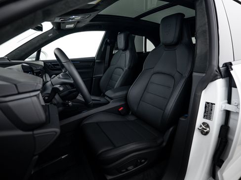 Certified 2025 Porsche Macan Turbo Electric AWD/4WD image 5