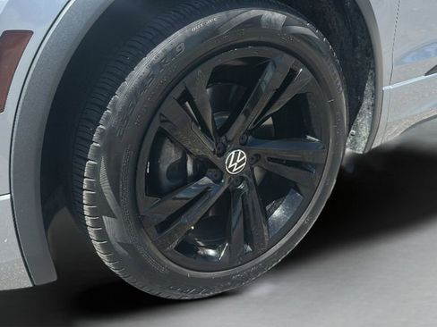 Used 2024 Volkswagen Tiguan SE R-Line image 34