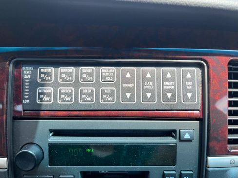 Used 2008 Lincoln Town Car Executive RWD image 37