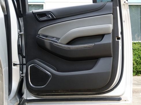 Used 2020 Chevrolet Suburban LT RWD image 40
