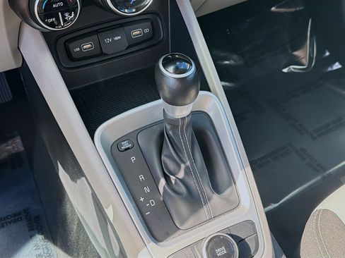 Used 2022 Hyundai Venue SEL image 13