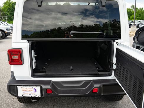 New 2026 Jeep Wrangler Unlimited Sahara AWD/4WD image 8