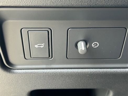 Used 2024 Land Rover Discovery Dynamic SE image 30