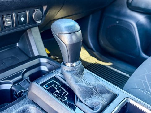 Used 2016 Toyota Tacoma TRD Sport AWD/4WD image 19