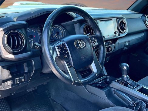 Used 2017 Toyota Tacoma TRD Sport AWD/4WD image 14