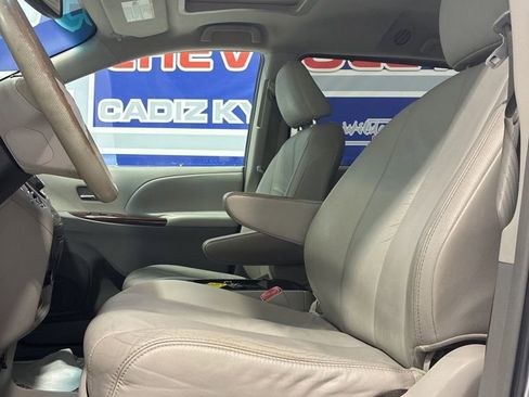 Used 2011 Toyota Sienna XLE image 10