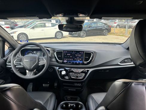 Used 2025 Chrysler Pacifica Select image 36