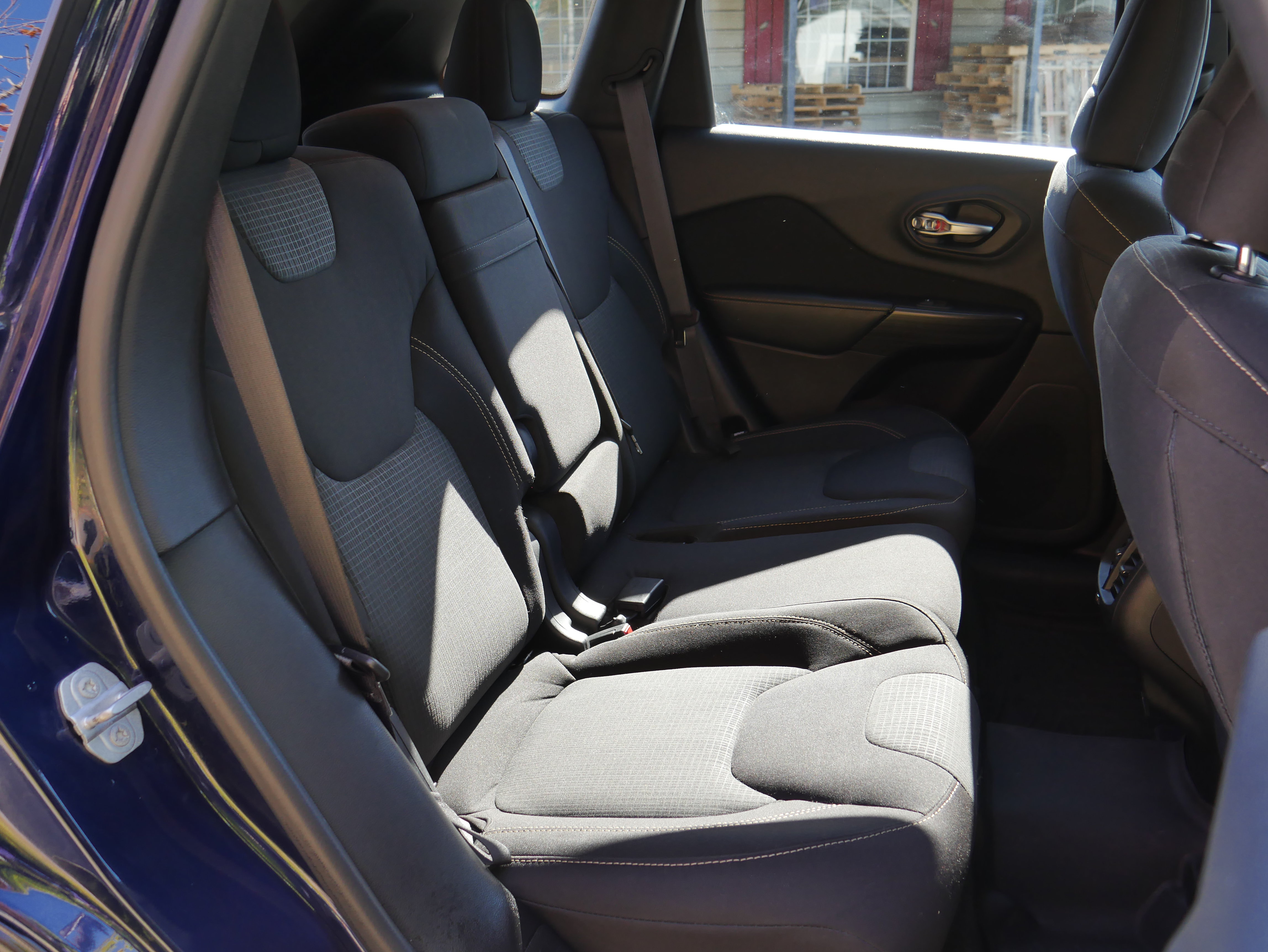 Used 2016 Jeep Cherokee Latitude w/ Comfort/Convenience Group AWD/4WD image 29