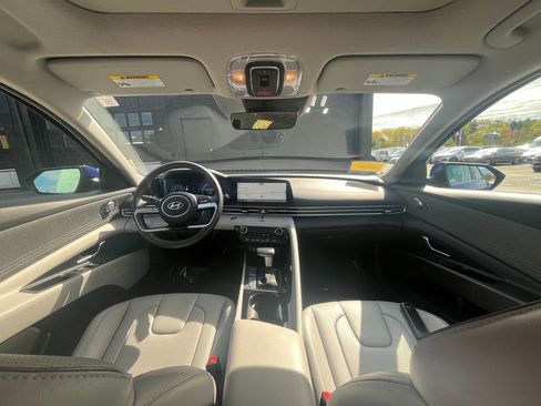 Used 2025 Hyundai Elantra Limited FWD image 17
