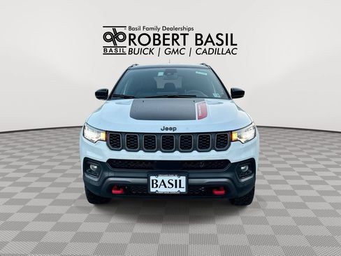 Used 2025 Jeep Compass Trailhawk AWD/4WD image 3