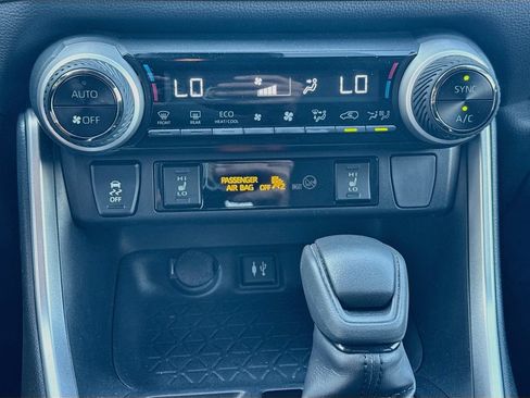 Used 2019 Toyota RAV4 XLE w/ Convenience Package FWD image 15