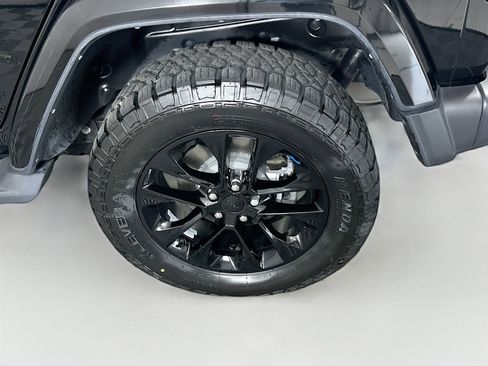 Used 2023 Jeep Wrangler Unlimited Sahara AWD/4WD image 11