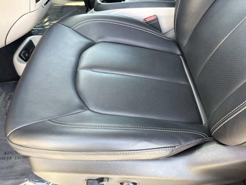 Used 2024 Chrysler Pacifica Touring-L image 27