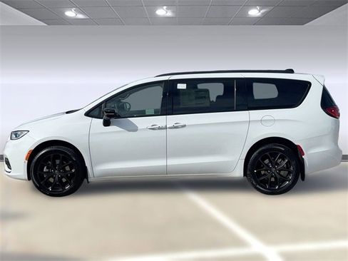 New 2026 Chrysler Pacifica Limited image 2