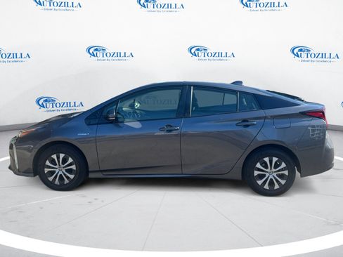 Used 2020 Toyota Prius LE w/ Carpet Mat Package AWD/4WD image 2