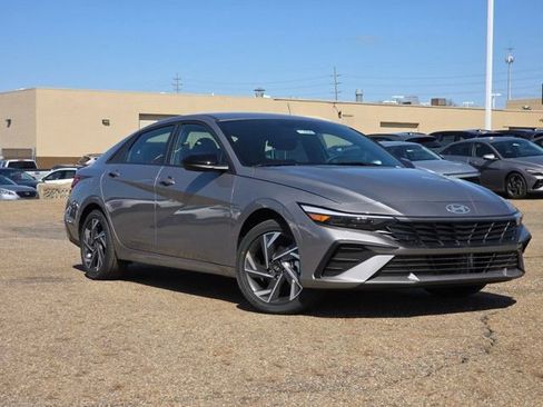 Certified 2025 Hyundai Elantra SEL image 2