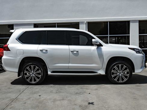 Used 2021 Lexus LX 570 4WD w/ Luxury Package image 10