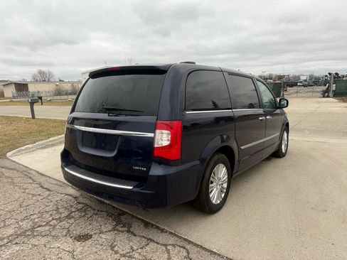 Used 2016 Chrysler Town & Country Limited image 5