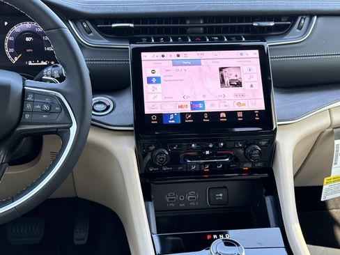 New 2025 Jeep Grand Cherokee Limited w/ Luxury Tech Group II RWD image 24
