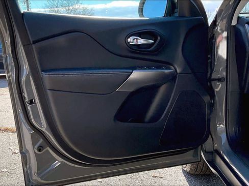 Used 2021 Jeep Cherokee Latitude Plus image 20