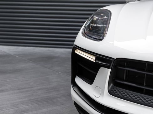 Certified 2025 Porsche Macan AWD/4WD image 38
