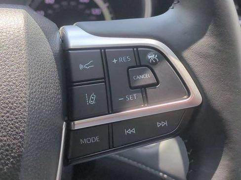 Used 2024 Toyota Highlander XLE AWD/4WD image 16