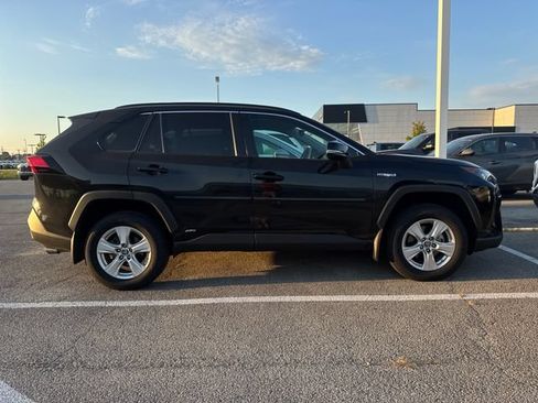 Used 2021 Toyota RAV4 LE AWD/4WD image 3