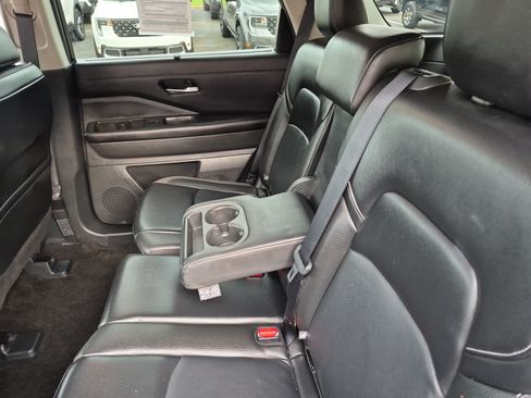 Used 2024 Nissan Pathfinder SL AWD/4WD image 17