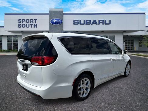 Used 2018 Chrysler Pacifica Touring-L w/ Tire & Wheel Group FWD image 3