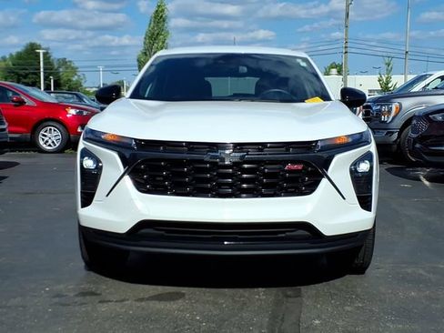 Used 2024 Chevrolet Trax RS FWD image 2