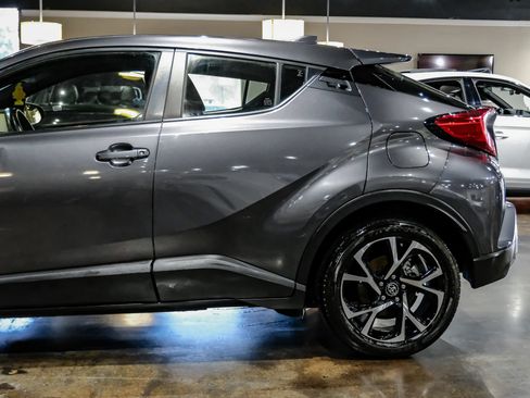 Used 2019 Toyota C-HR XLE FWD image 13