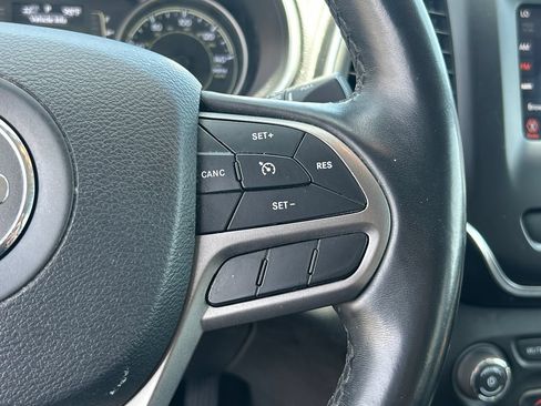 Used 2019 Jeep Cherokee Latitude Plus w/ Comfort/Convenience Group AWD/4WD image 19
