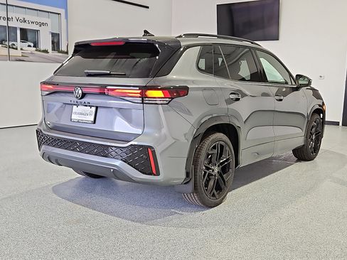 New 2026 Volkswagen Tiguan SE R-Line image 4