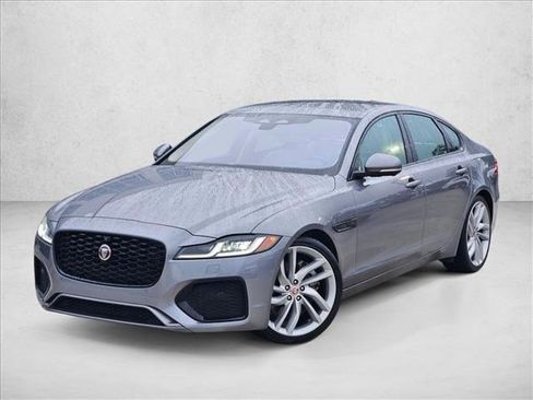 Used 2021 Jaguar XF SE RWD image 1