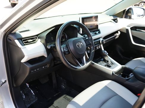 Used 2023 Toyota RAV4 XLE Premium image 19