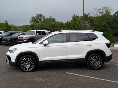 Used 2025 Volkswagen Taos SE w/ Panoramic Sunroof Package FWD image 6