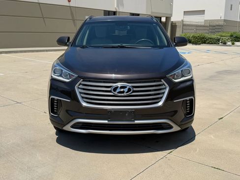 Used 2017 Hyundai Santa Fe SE FWD image 2