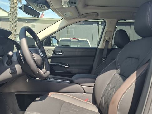 New 2026 Nissan Pathfinder Platinum FWD image 6