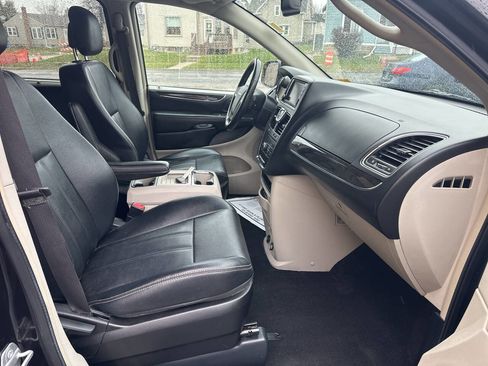 Used 2016 Chrysler Town & Country Touring w/ Driver Convenience Group image 13