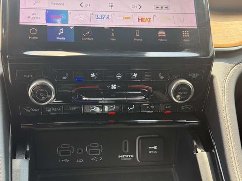 Used 2023 Jeep Grand Cherokee L Summit AWD/4WD image 6