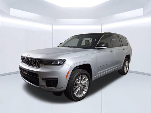 Used 2021 Jeep Grand Cherokee L Summit w/ Luxury Tech Group V AWD/4WD image 2