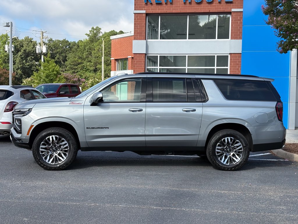 Used 2025 Chevrolet Suburban Z71 AWD/4WD image 2