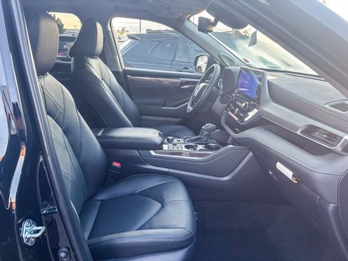 New 2026 Toyota Highlander Platinum image 19